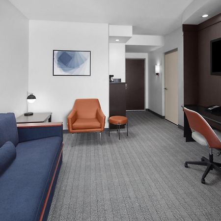 Courtyard Cleveland University Circle Екстер'єр фото