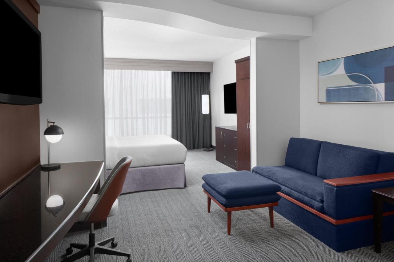 Courtyard Cleveland University Circle Екстер'єр фото