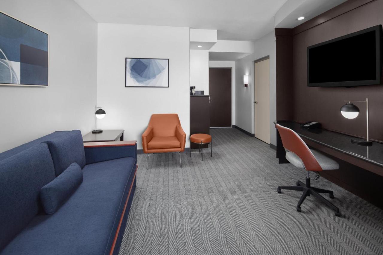 Courtyard Cleveland University Circle Екстер'єр фото