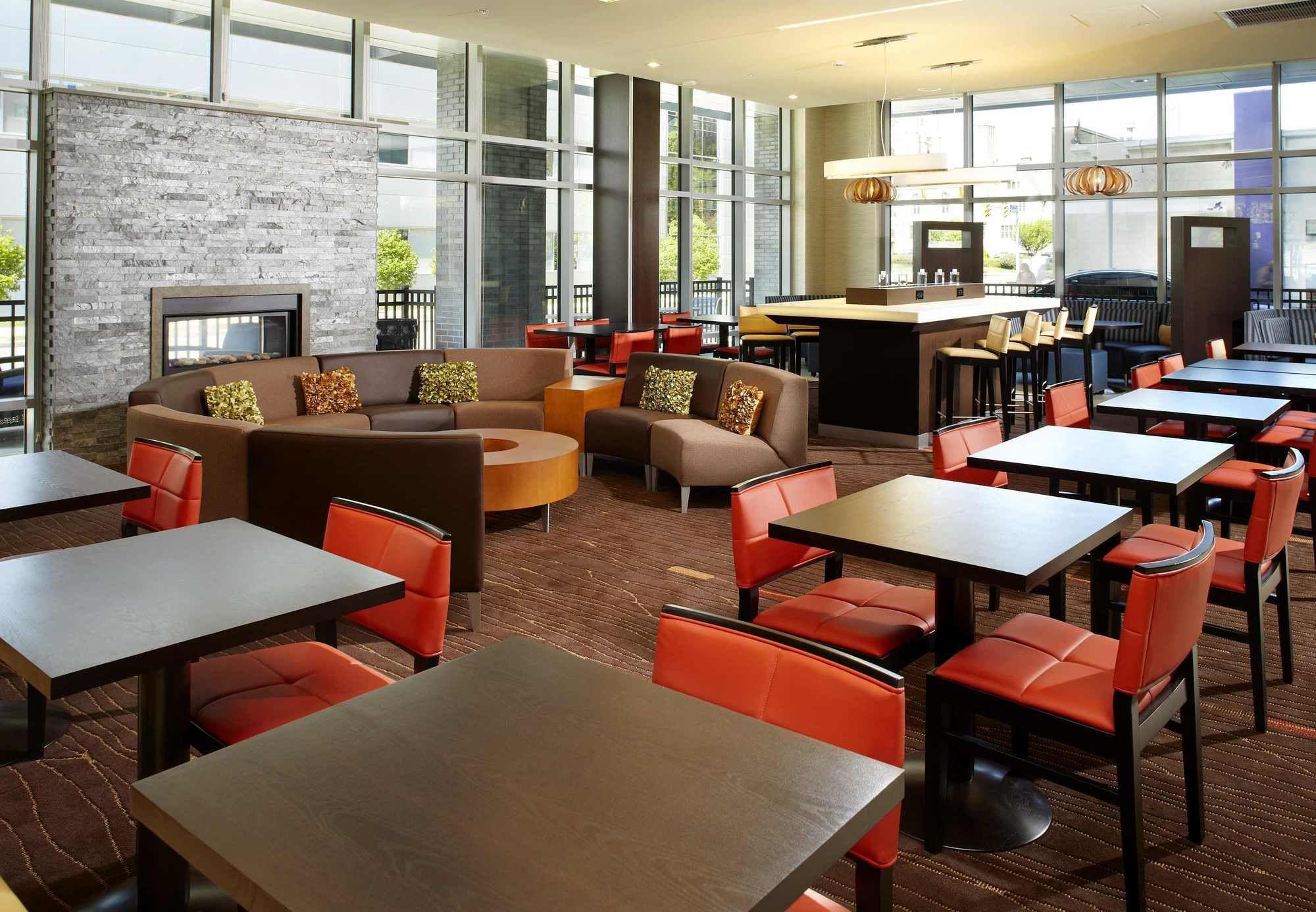 Courtyard Cleveland University Circle Екстер'єр фото