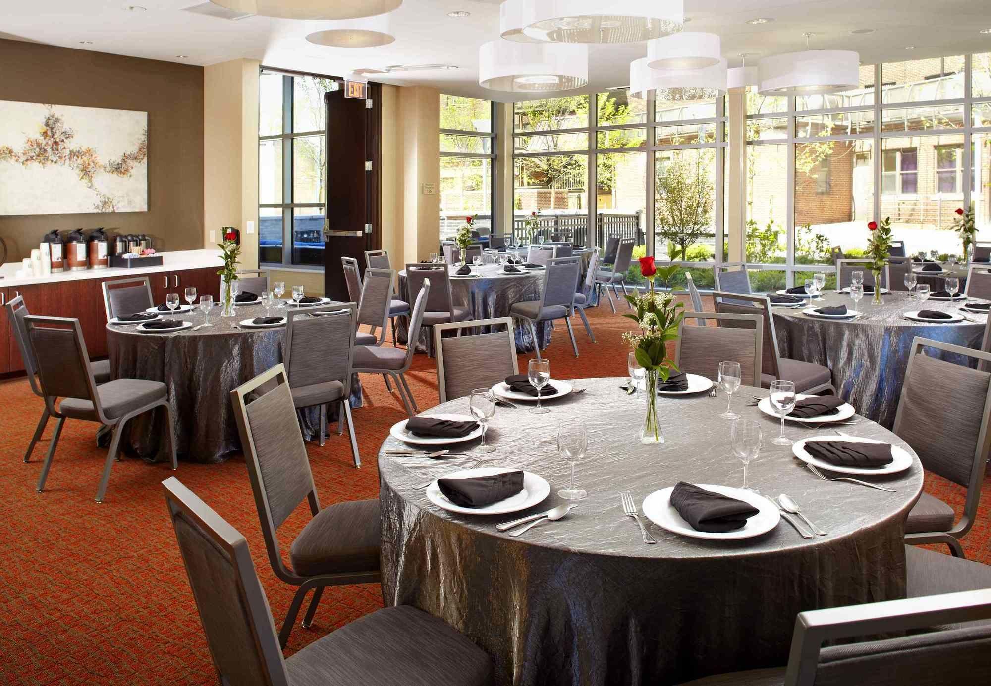 Courtyard Cleveland University Circle Екстер'єр фото