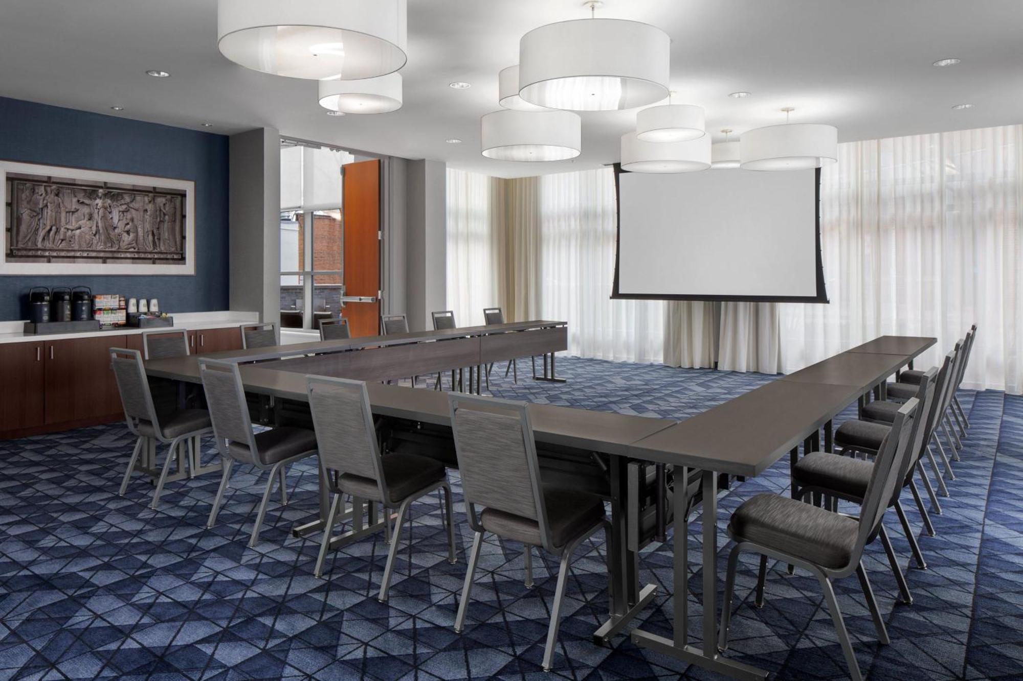 Courtyard Cleveland University Circle Екстер'єр фото