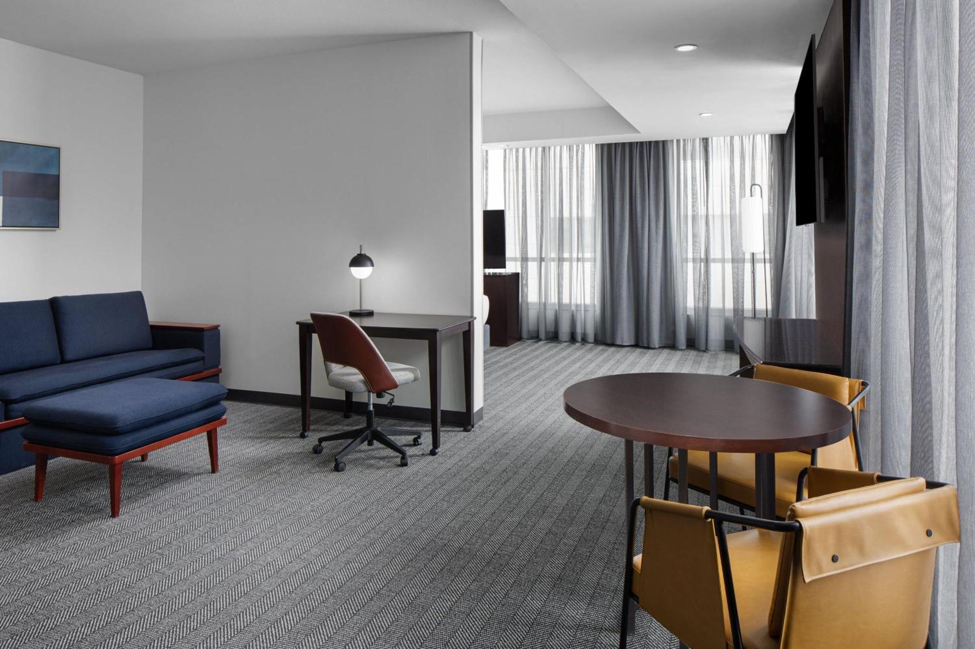 Courtyard Cleveland University Circle Екстер'єр фото