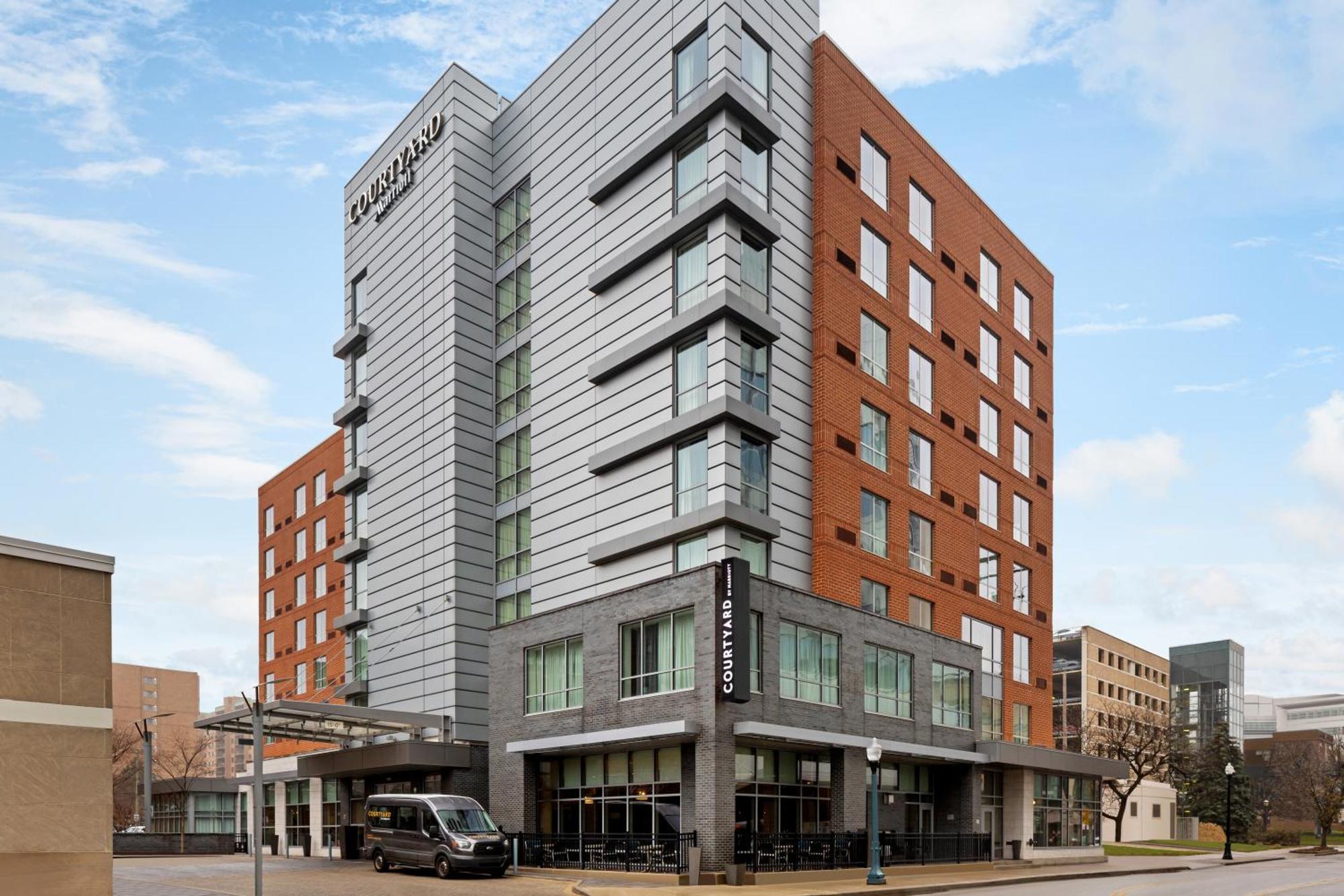Courtyard Cleveland University Circle Екстер'єр фото