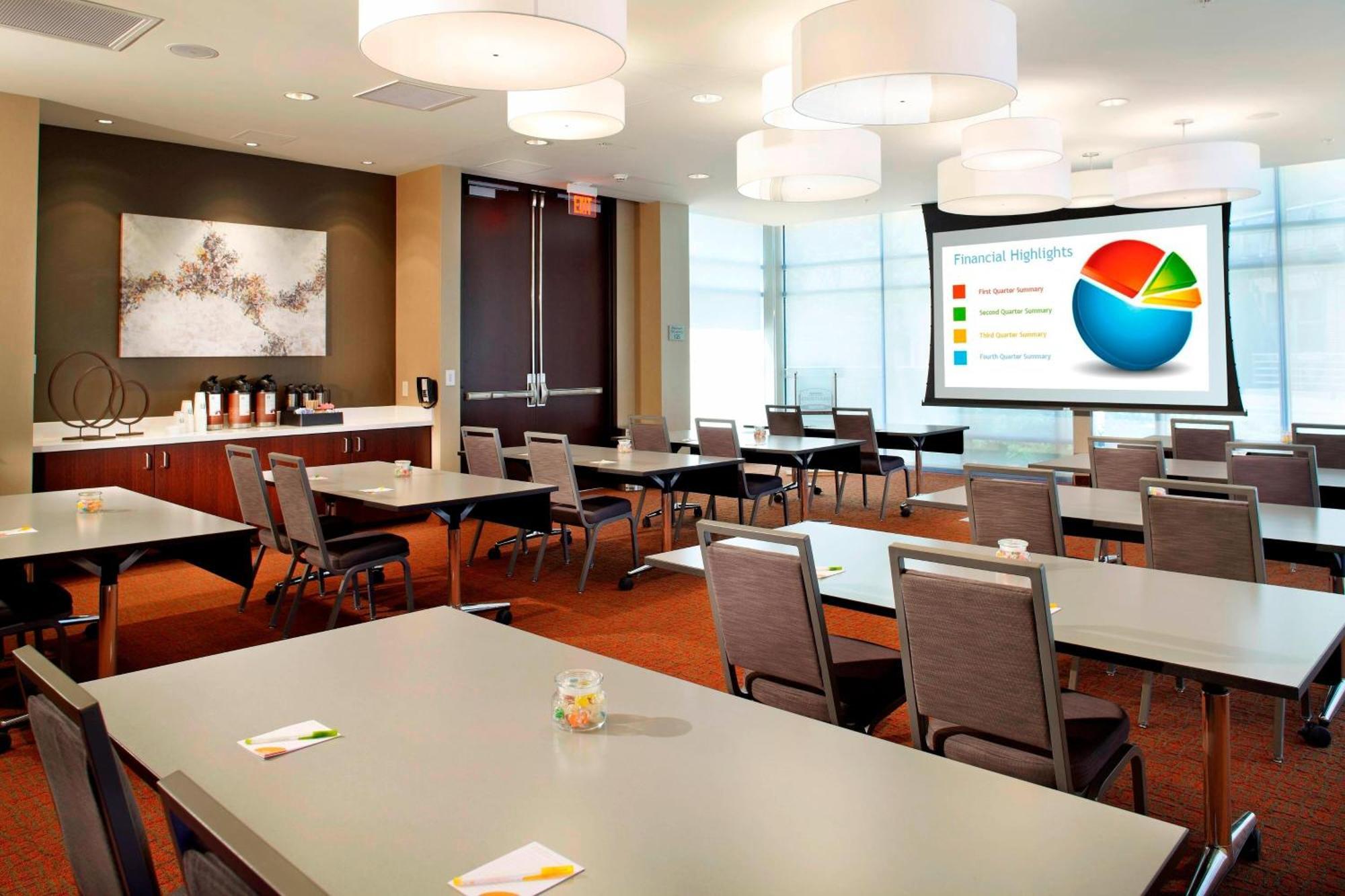 Courtyard Cleveland University Circle Екстер'єр фото