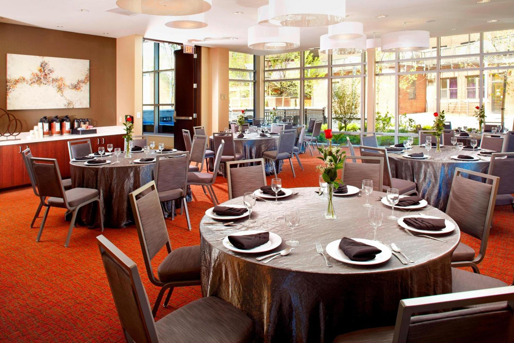 Courtyard Cleveland University Circle Екстер'єр фото