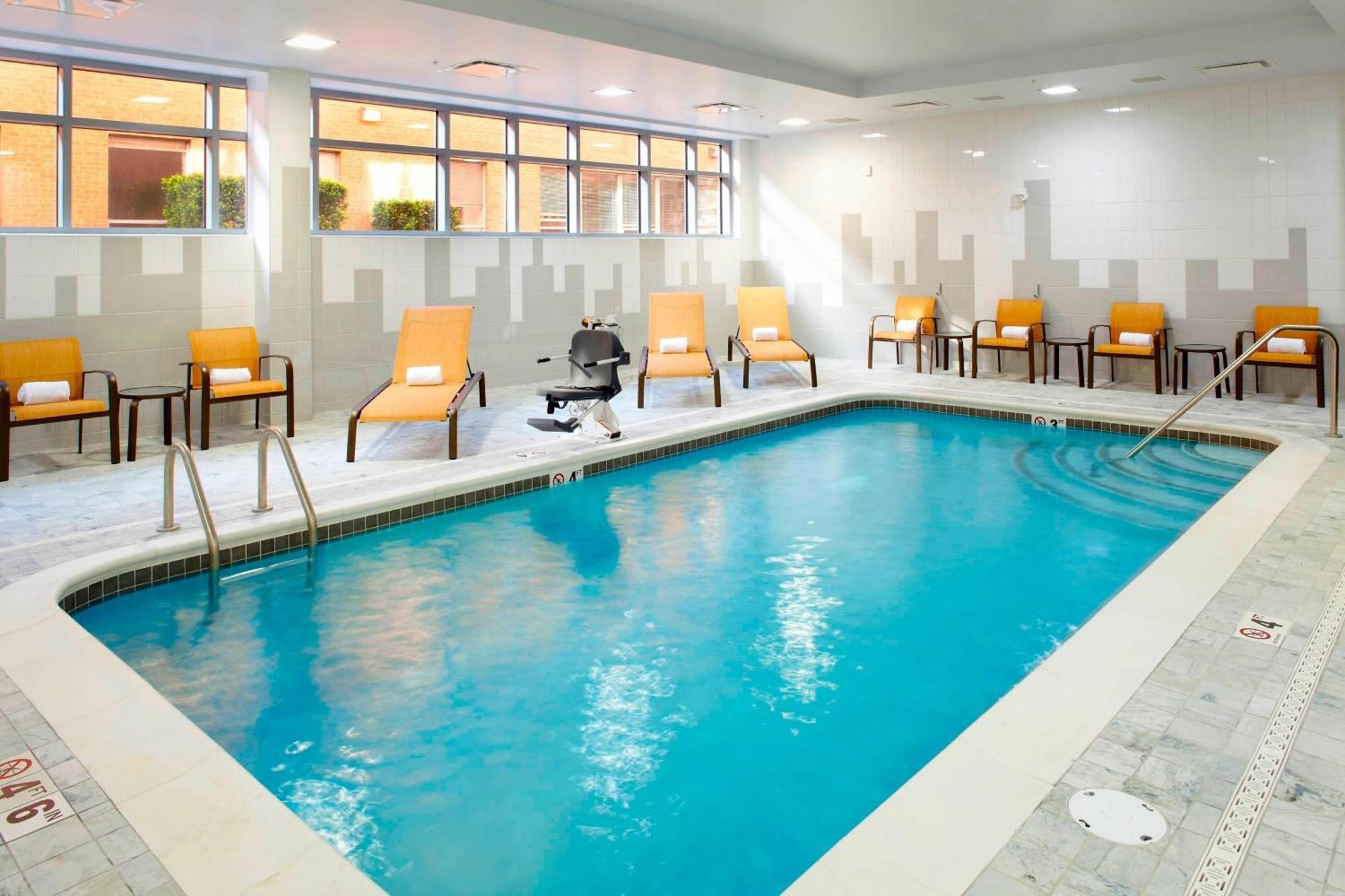 Courtyard Cleveland University Circle Екстер'єр фото