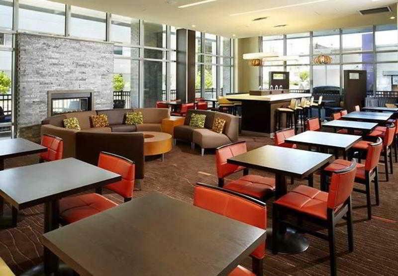 Courtyard Cleveland University Circle Екстер'єр фото