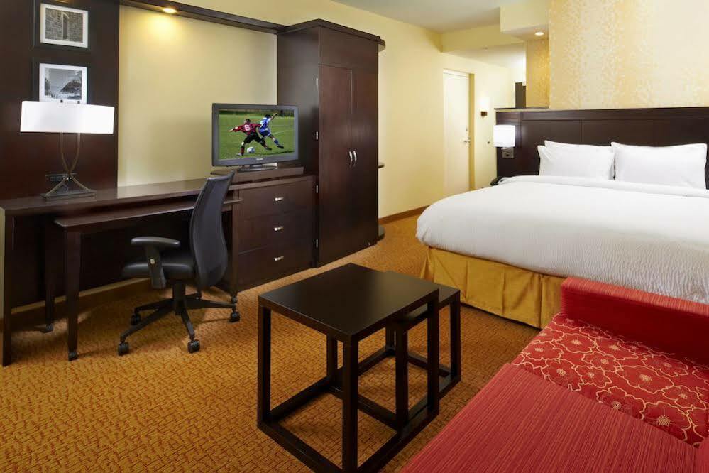 Courtyard Cleveland University Circle Екстер'єр фото
